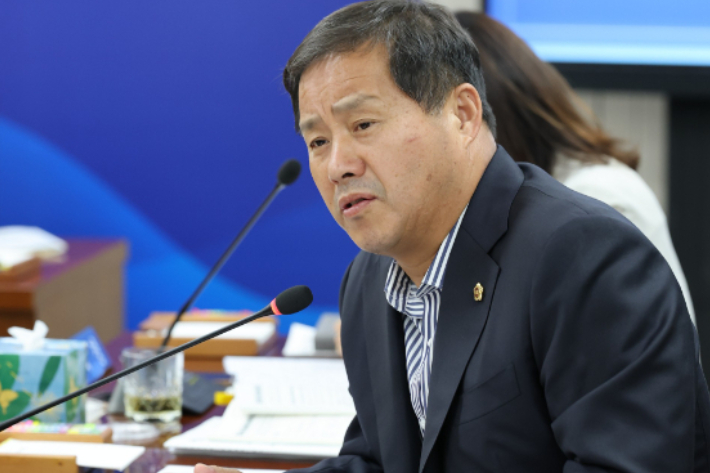 전라남도의회 차영수 의원(더불어민주당·강진)은 지난 7월 11일 열린 제392회 임시회 2025년도 환경산림국 소관 업무보고에서 영산강 하굿둑의 해수 유통을 통해 하구 생태계 복원 등에 전남도가 적극적으로 나서야 한다고 주장했다. 전남도의회 제공