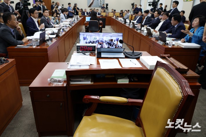 14일 오전 서울 여의도 국회 과학기술정보방송통신위원회에서 열린 배경훈 과학기술정보통신부 장관 후보자 인사청문회에서 국민의힘 의원들이 자리에 붙인 