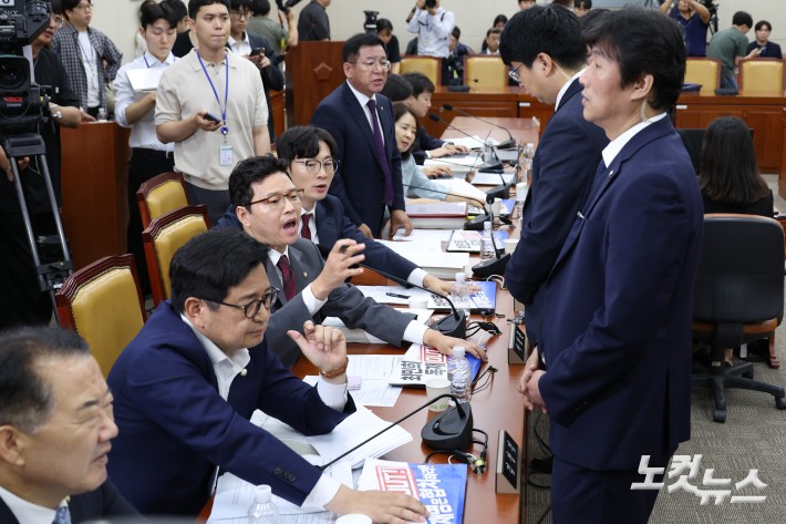 14일 오전 서울 여의도 국회 과학기술정보방송통신위원회에서 열린 배경훈 과학기술정보통신부 장관 후보자 인사청문회에서 국민의힘 의원들이 자리에 붙인 