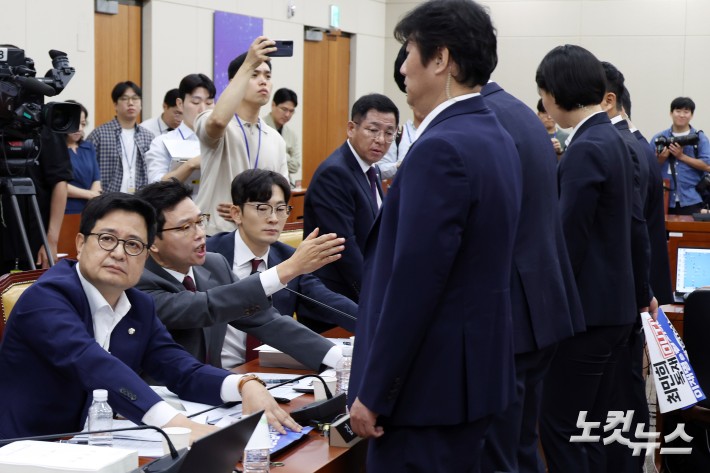 14일 오전 서울 여의도 국회 과학기술정보방송통신위원회에서 열린 배경훈 과학기술정보통신부 장관 후보자 인사청문회에서 국민의힘 의원들이 자리에 붙인 