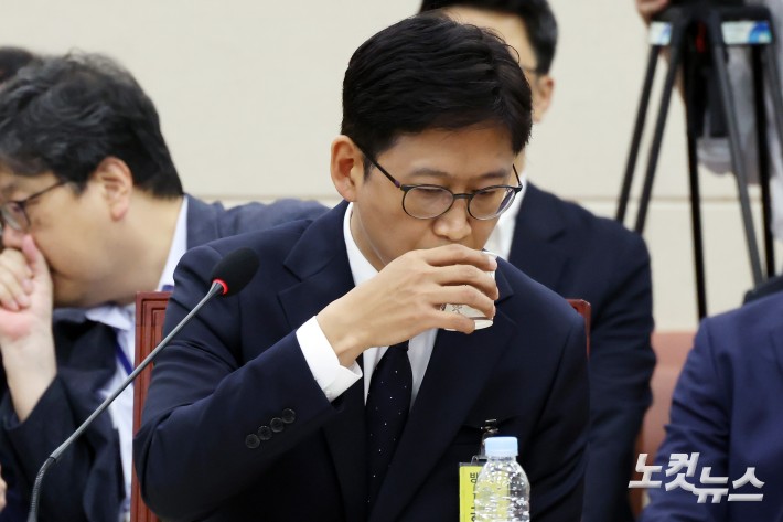 배경훈 과학기술정보통신부 장관 후보자가 14일 서울 여의도 국회 과학기술정보방송통신위원회에서 열린 인사청문회에서 물을 마시고 있다.