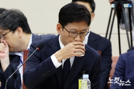 배경훈 과학기술정보통신부 장관 후보자가 14일 서울 여의도 국회 과학기술정보방송통신위원회에서 열린 인사청문회에서 물을 마시고 있다.