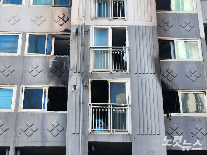 지난 13일 오후 부산 북구의 한 아파트에서 발생한 화재와 관련해 14일 오전 합동 감식이 진행됐다. 정혜린 기자