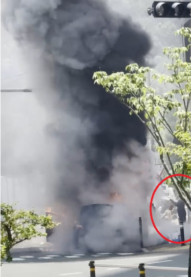 진주 승용차 화재 진압. 경남소방본부 제공 