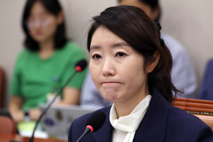 강선우 "상처받은 보좌진께 사과"…자녀 언급엔 울먹