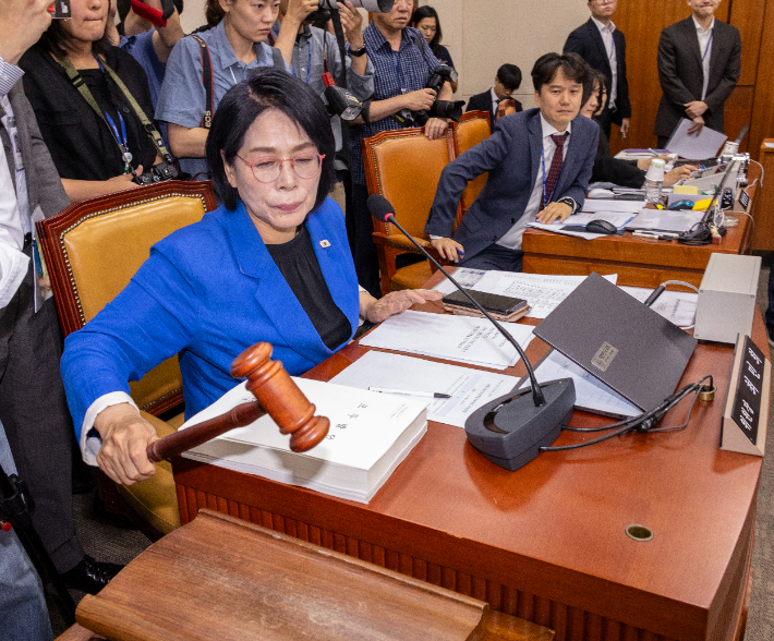14일 서울 여의도 국회 과학기술정보방송통신위에서 열린 배경훈 과학기술정보통신부 장관 후보자 인사청문회에서 최민희 위원장이 여야 의원들의 설전이 계속되자 정회를 선포하고 있다. 연합뉴스