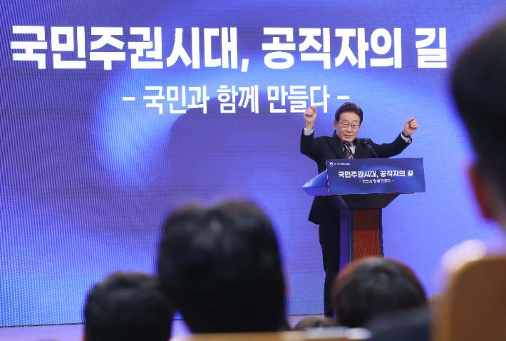 공무원 특강나선 李 "여러분 손에 나라 운명…청렴해야"