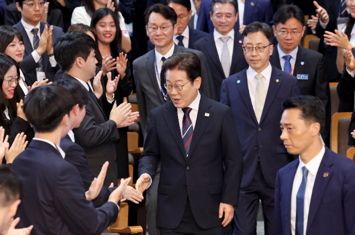이재명 대통령이 14일 70기 5급 신임관리자과정 교육생에게 '국민주권시대, 공직자의 길'을 주제로 특강을 하기 위해 충북 진천 국가공무원인재개발원 강당에 입장하며 참석자와 인사하고 있다. 연합뉴스