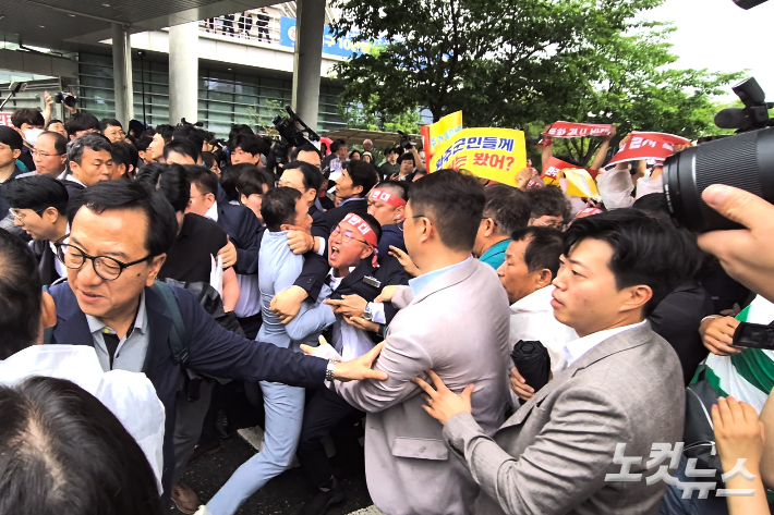 지난 6월 25일 완주군청. 완주군의회 유의식 의장과 반대단체 측의 완주군민들이 김관영 전북도지사의 차량을 막고 있다. 송승민 기자