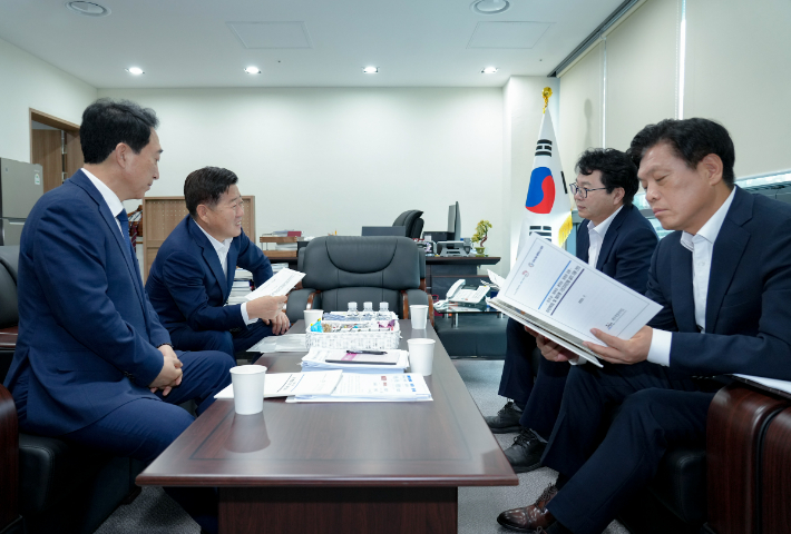 오영훈 제주지사가 14일 정부서울청사에서 국정기획원회 관계자들을 만나 제주 핵심과제들을 설명하고 있다. 제주도 