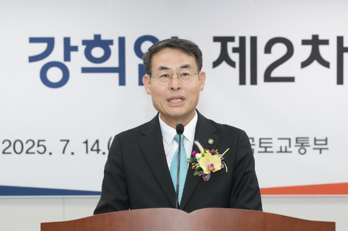 국토교통부 강희업 2차관이 14일 정부세종청사에서 취임식을 가졌다. 국토교통부 제공