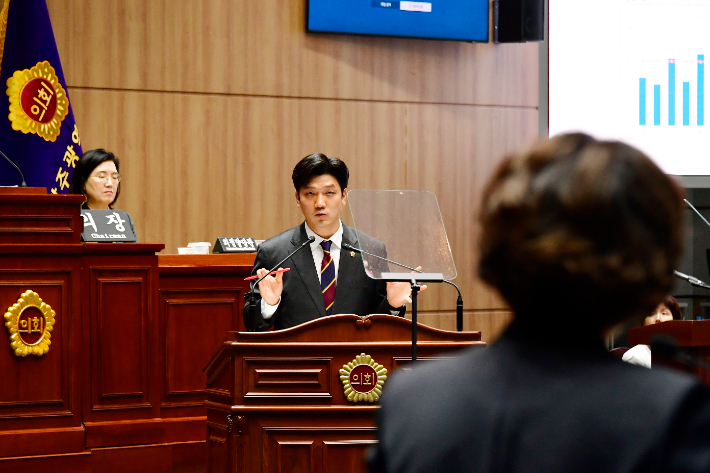 광주광역시의회 이명노 의원(더불어민주당·서구3)은 14일 열린 제334회 임시회 시정질문을 통해 "30년 넘게 방치된 서진병원 문제는 더는 미뤄둘 수 없는 민생 현안"이라며 강하게 지적했다. 광주시의회 제공