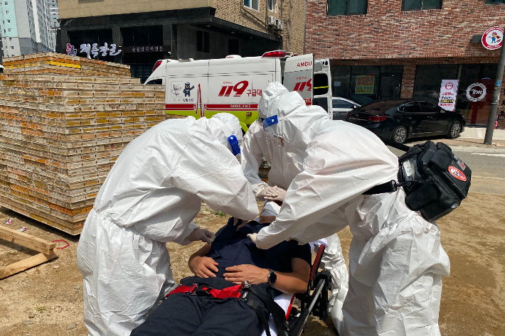폭염으로 인한 온열질환자를 이송하는 모습. 강원소방본부 제공