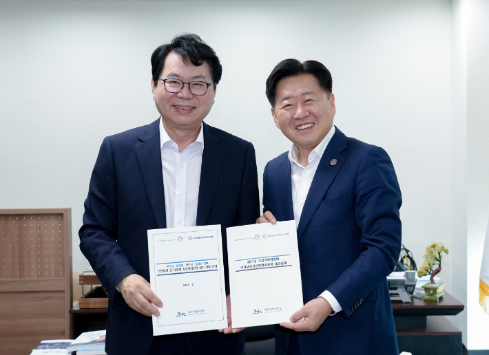 오영훈 제주지사가 14일 정부서울청사에서 이한주 국정기획위원장(왼쪽)을 만나 17건의 제주 핵심과제 반영을 요청했다. 제주도청 제공