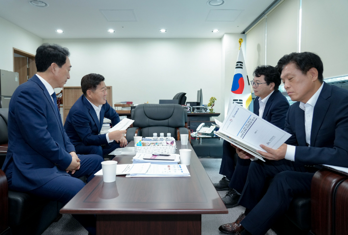 오영훈 제주지사가 14일 정부서울청사에서 국정기획원회 관계자들을 만나 제주 핵심과제들을 설명하고 있다. 제주도청 제공