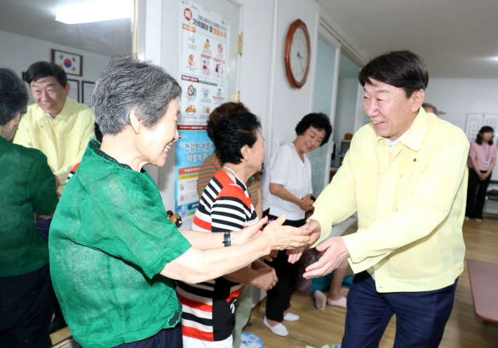 우범기 전주시장이 14일 무더위쉼터로 운영 중인 평화동 평화주공그린2차경로당을 찾아 시민들과 인사를 나누고 있다. 전주시 제공