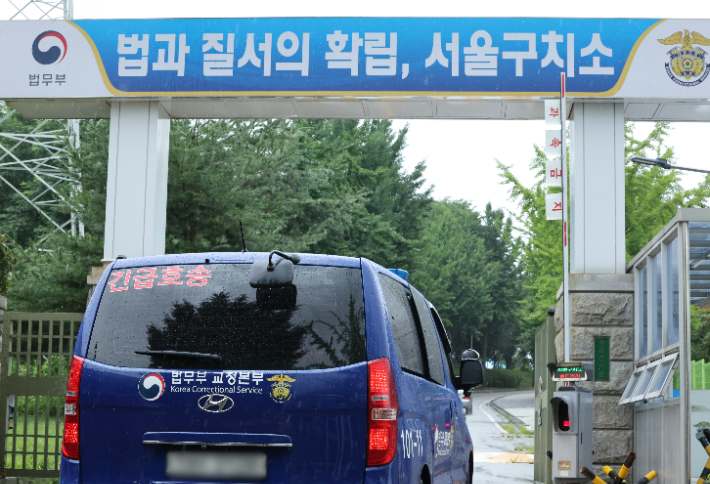 [속보]내란특검 "교정당국, 尹 조사실 인치 수행 어렵다 연락"
