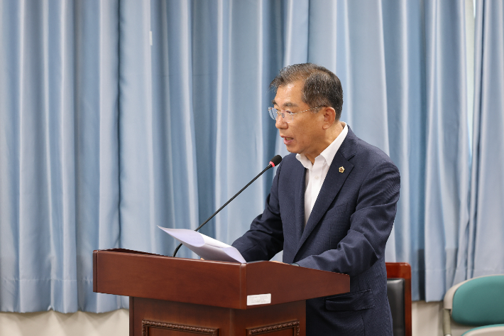 최병용 전라남도의원(여수5, 더불어민주당)이 대표 발의한 '전라남도 한센병 관리 및 한센인 정착마을 지원 조례 일부개정조례안'에 대해 14일 전남도의회 보건복지환경위원회 상임위 조례심사에 앞서 조례 제안 설명을 하고 있다. 전남도의회 제공