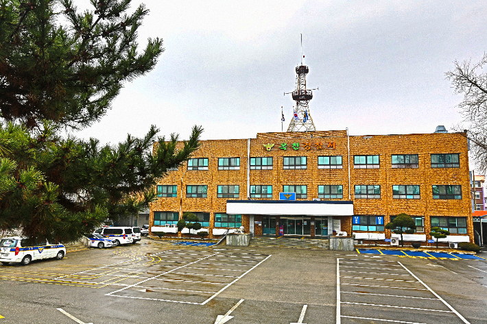 "내 땅이야" 굴착기로 이웃 농막 부순 70대 테이저건 맞고 체포