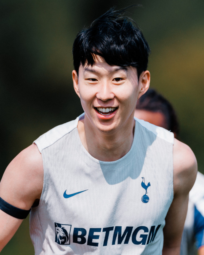 '캡틴' 손흥민, 활짝 웃는 얼굴로 훈련 합류…프랑크 첫 기자회견 주목