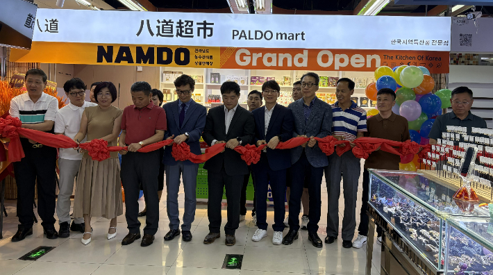 지난 11일 중국 랴오닝성 선양시의 한백 마트에서 '전남 농수산식품 상설판매장' 개장식이 열려 전남도의 동북아 수출 거점이 마련됐다. 전라남도 제공