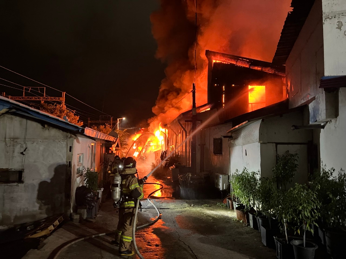 14일 오후 10시 48분쯤 대전 서구 가수원동의 한 가구 제조공장에서 불이 났다. 대전소방본부 제공