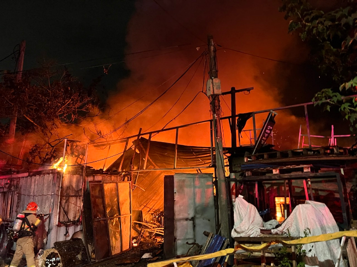 14일 오후 10시 48분쯤 대전 서구 가수원동의 한 가구 제조공장에서 불이 났다. 대전소방본부 제공