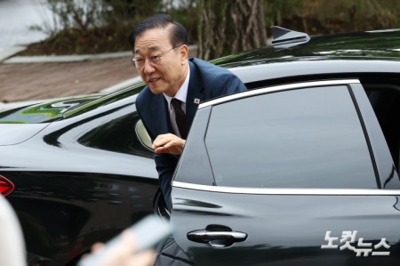 김윤덕 국토교통부 장관 후보자가 15일 오전 정부과천청사에 마련된 인사청문회 준비 사무실로 첫 출근하고 있다.