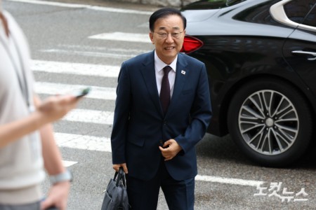 김윤덕 국토교통부 장관 후보자가 15일 정부과천청사에 마련된 인사청문회 준비 사무실로 첫 출근하고 있다.