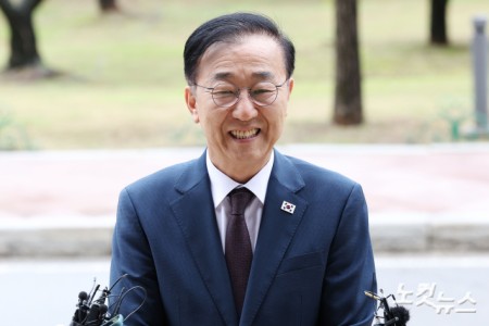 김윤덕 국토교통부 장관 후보자가 15일 오전 정부과천청사에 마련된 인사청문회 준비 사무실로 첫 출근하고 있다.