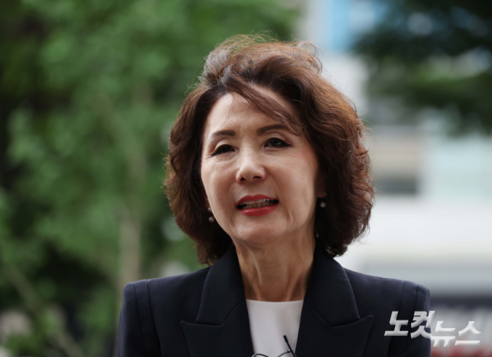 이진숙 교육부 장관 후보자가 지난달 30일 오전 서울 여의도 한국교육시설안전원에 마련된 인사청문회 준비 사무실로 출근하며 취재진의 질문에 답하고 있다. 황진환 기자