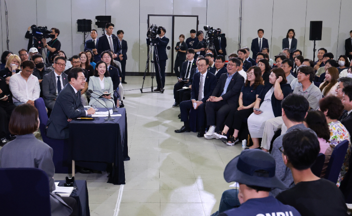 이재명 대통령이 4일 대전컨벤션센터에서 타운홀 미팅 형식으로 '국민소통 행보 2탄, 충청의 마음을 듣다' 간담회를 하고 있다. 연합뉴스