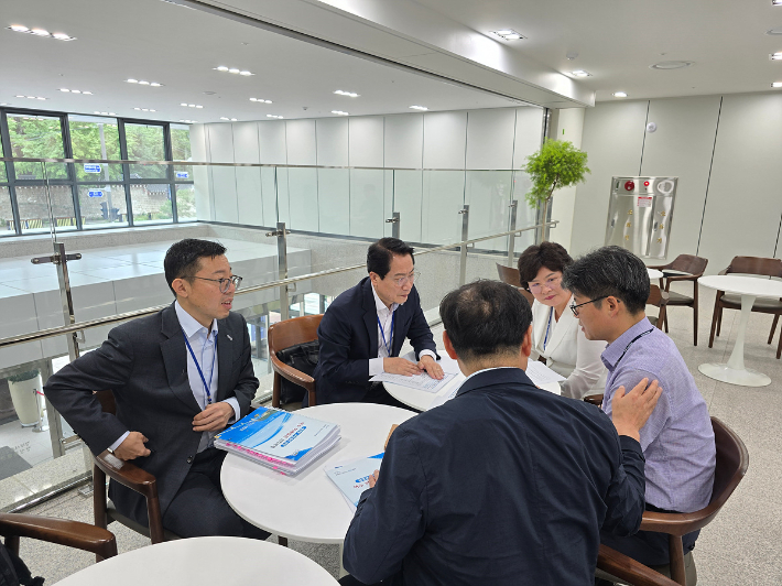 최정기 여수시 부시장은 지난 14일 국정기획위원회를 방문해 14개 지역 현안의 국정과제 반영을 건의했다. 여수시 제공