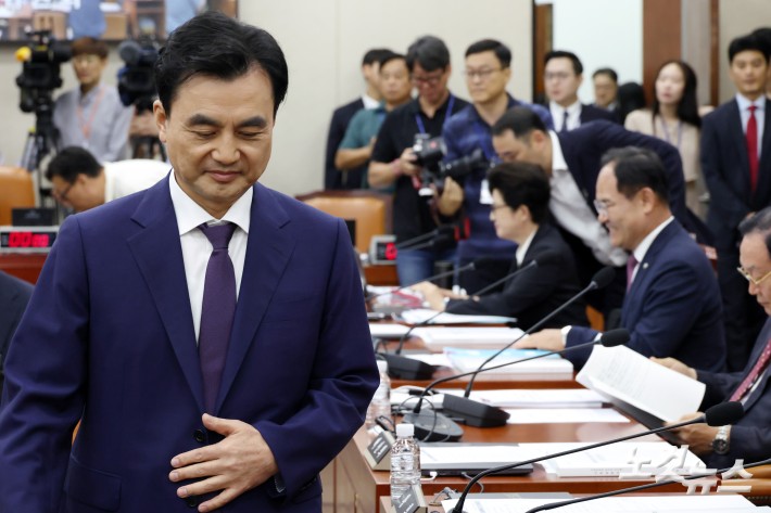 안규백 국방부 장관 후보자가 15일 서울 여의도 국회에서 열린 국방위원회 인사청문회에 출석해 국민의힘 의원들과 인사를 하고 자리로 돌아가고 있다.