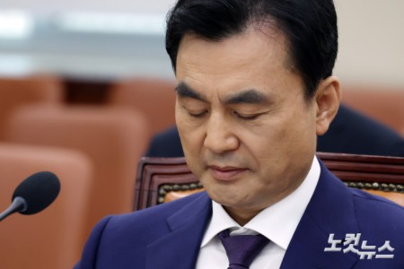 안규백 국방부 장관 후보자가 15일 서울 여의도 국회에서 열린 국방위원회 인사청문회에서 눈을 감고 생각에 잠겨있다.