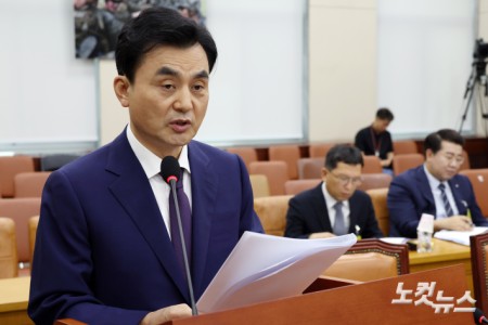 안규백 국방부 장관 후보자가 15일 서울 여의도 국회에서 열린 국방위원회 인사청문회에서 모두발언을 하고 있다.