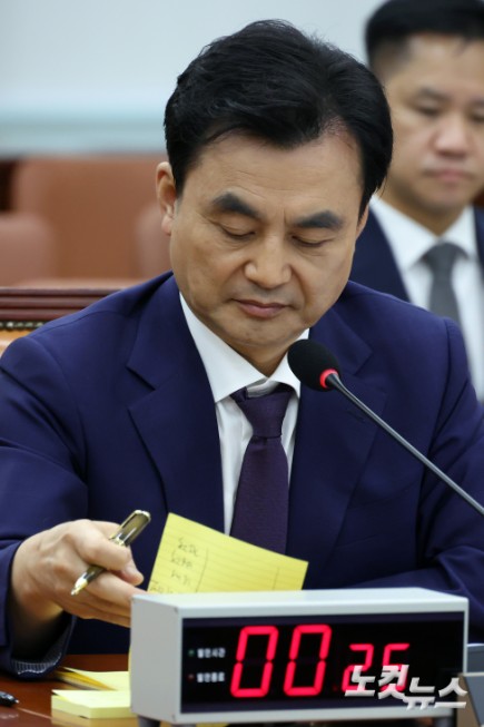 안규백 국방부 장관 후보자가 15일 서울 여의도 국회에서 열린 국방위원회 인사청문회에서 메모를 확인하고 있다.