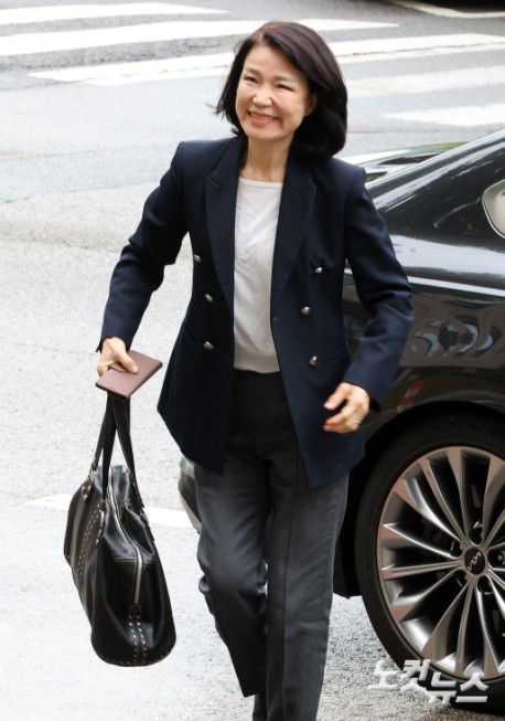 국무회의에서 배제된 이진숙 방송통신위원장이 15일 오전 경기 과천시 정부과천청사 내 방송통신위원회로 출근하고 있다.앞서 이 위원장은 지난 9일 공무원법 위반을 이유로 국무회의 배석 제외됐다.