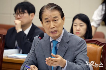 권오을 국가보훈부장관 후보자가 15일 서울 여의도 국회에서 인사청문회에서 의원 질의에 답변을 하고 있다.