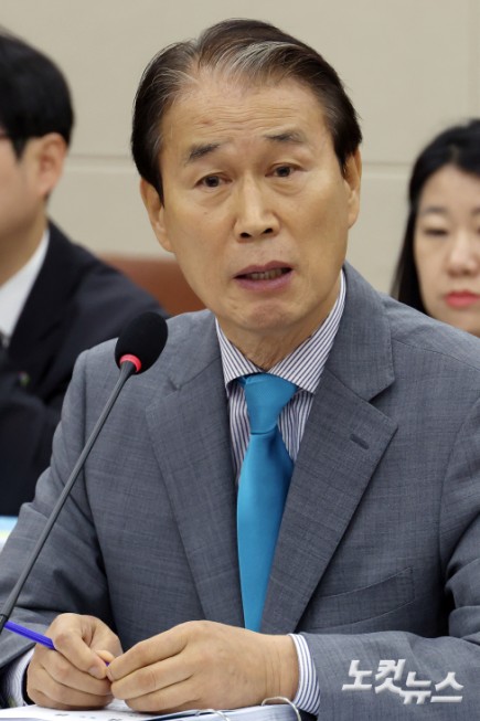 권오을 국가보훈부장관 후보자가 15일 서울 여의도 국회에서 인사청문회에서 의원 질의에 답변을 하고 있다.