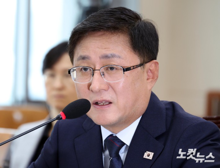 질의에 답하는 환경부 장관 후보자