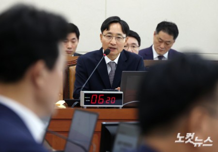 질의에 답하는 국세청장 후보자