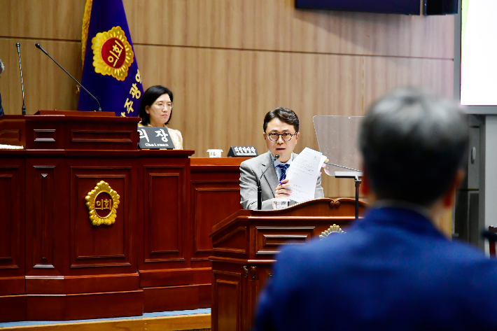 광주광역시의회 박수기 의원이 15일 열린 제334회 광주시의회 임시회 본회의에서 시정질문을 하고 있다. 광주시의회 제공
