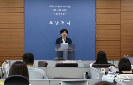 12·3 비상계엄 관련 내란·외환 사건을 수사하는 내란특검팀의 박지영 특검보가 15일 오후 서울 서초구 서울고등검찰청에 마련된 내란특검 사무실에서 정례 브리핑을 하고 있다.