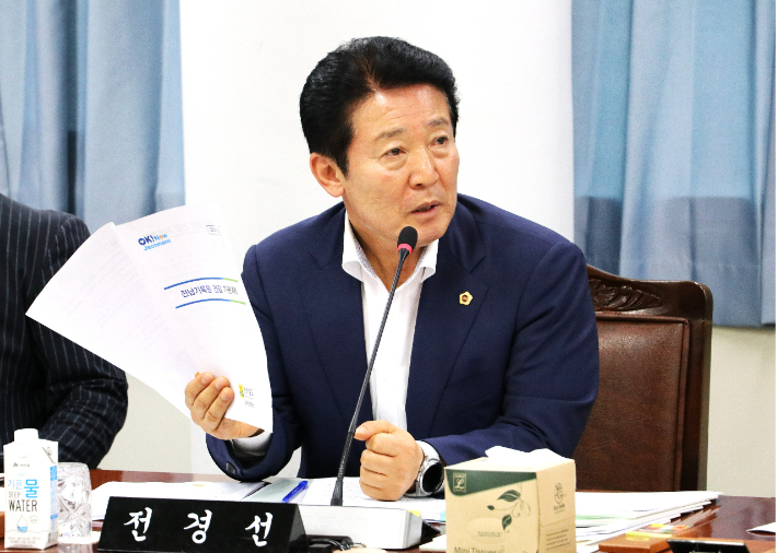 전라남도의회 전경선 의원(더불어민주당·목포 5)은 지난 14일, 제392회 임시회 기획행정위원회 기획조정실 소관 업무보고에서 전남 기록원 건립 사업 용역의 총체적 부실 문제를 집중 지적했다. 전남도의회 제공