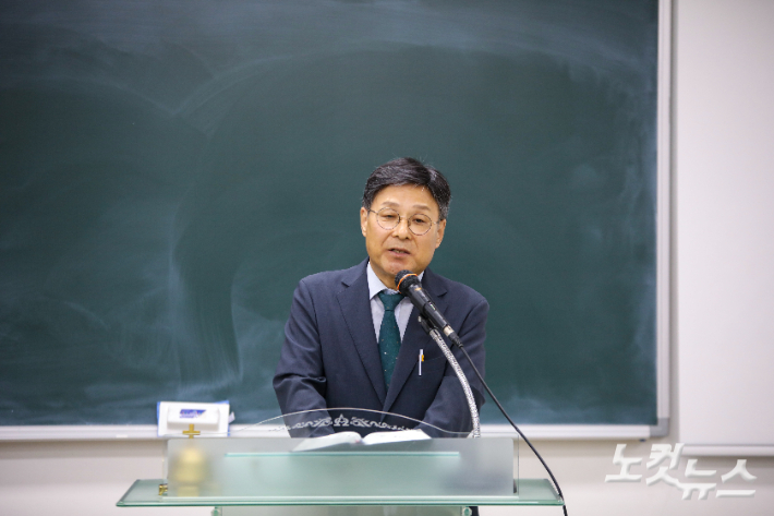 바울신학원 학장 이경근 목사가 설교를 전하고 있다.
