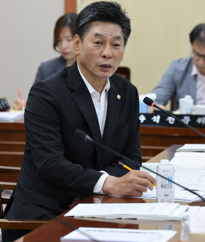 전라남도의회 이철 부의장(더불어민주당·완도 1)은 지난 14일, 제392회 임시회의 전남도 기획조정실 소관 업무보고에서 연륙·연도교에 대한 국가 지원의 필요성을 강조했다. 전남도의회 제공