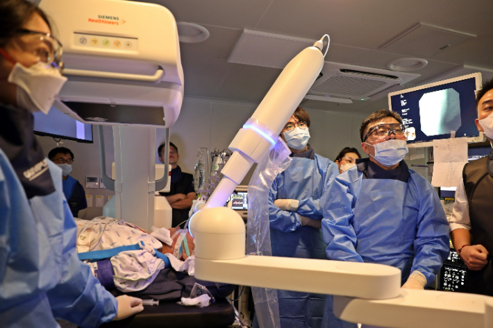 울산대학교병원은 국내 최초로 도입한 아이온 로봇 기관지내시경 시스템의 첫 임상 시술을 성공적으로 완료했다. 울산대병원 제공