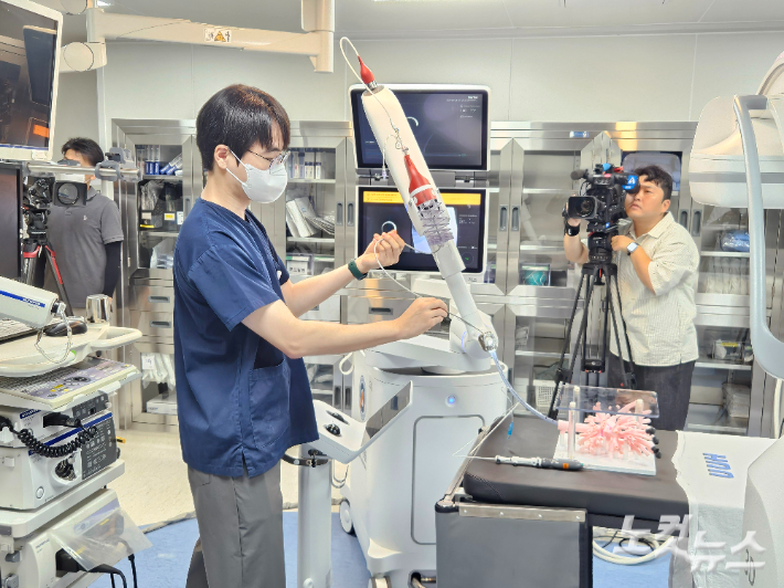 채강희 울산대학교병원 교수가 아이온의 초정밀 로봇팔과 의료용 얇은 관인 카테터에 대해 설명하고 있다. 반웅규 기자