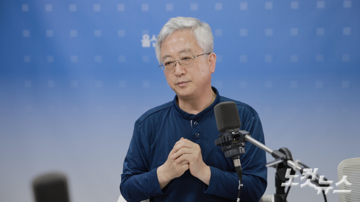 박영수 목사가 울산CBS에서 인터뷰하고 있다.